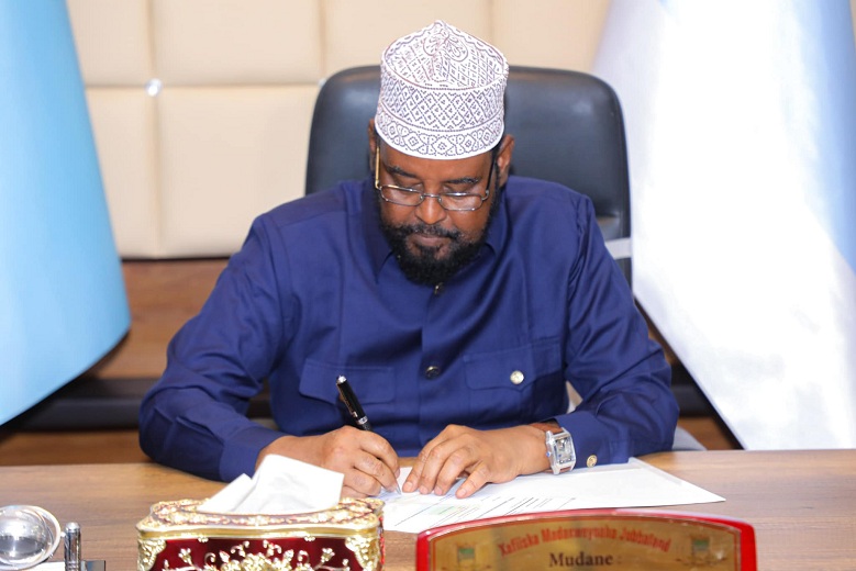 Madaxweynaha Jubbaland oo saxiixay.jpg